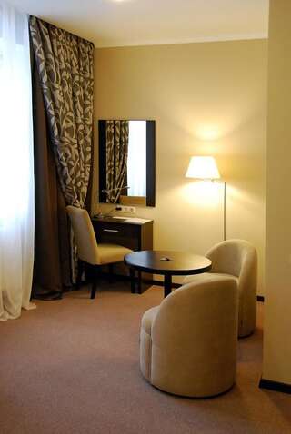 Отель Bontiak Hotel Киев Стандартный номер с кроватью размера "queen-size"-1