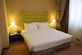Отель Bontiak Hotel Киев Стандартный номер с кроватью размера "queen-size"-2