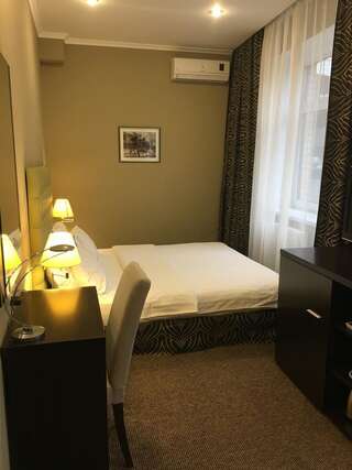 Отель Bontiak Hotel Киев Стандартный номер с кроватью размера "queen-size"-3