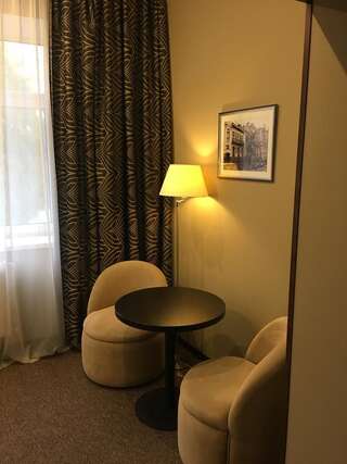 Отель Bontiak Hotel Киев Стандартный номер с кроватью размера "queen-size"-4