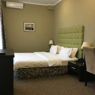 Отель Bontiak Hotel Киев Стандартный номер с кроватью размера "queen-size"-5