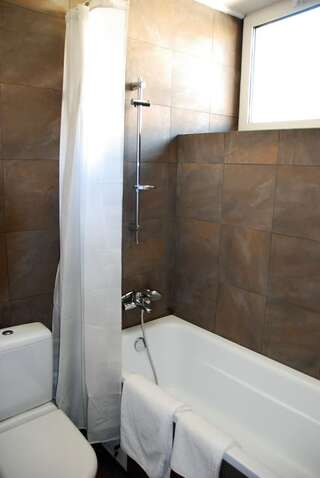 Отель Bontiak Hotel Киев Стандартный номер с кроватью размера "queen-size"-10