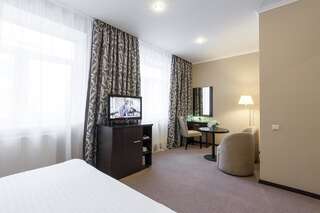 Отель Bontiak Hotel Киев Стандартный номер с кроватью размера "queen-size"-14