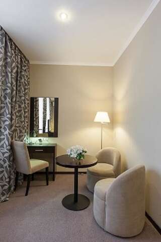 Отель Bontiak Hotel Киев Стандартный номер с кроватью размера "queen-size"-15